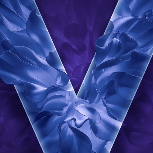 VEEV  NOW ULTRA plavi V VEEV logotip na ljubičastoj pozadini.
